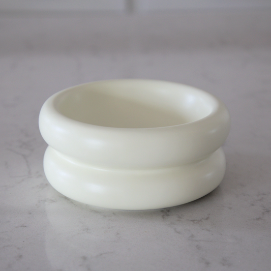 Halo – upphöjd matskål i keramik – ergonomisk & morrhårsvänlig