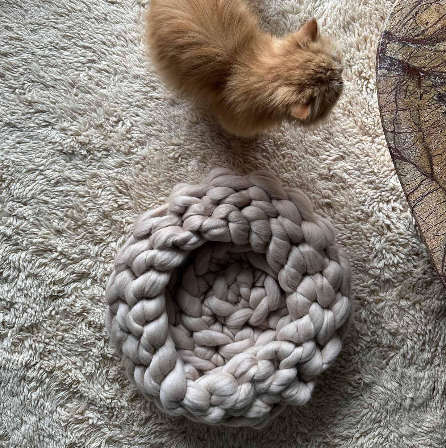 Chunky - Handstickad kattbädd i merinoull - Sand