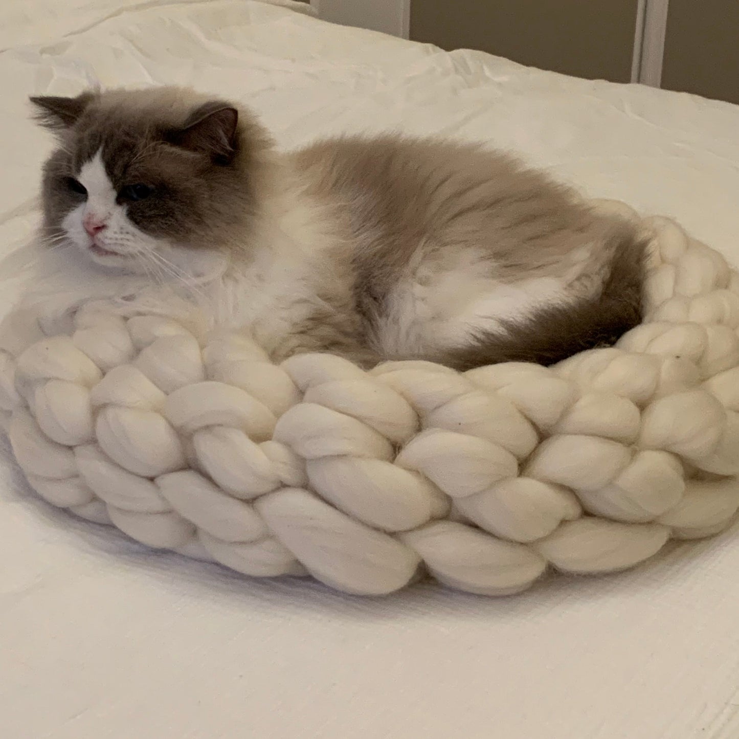 Chunky - Handstickad kattbädd i merinoull - Snövit