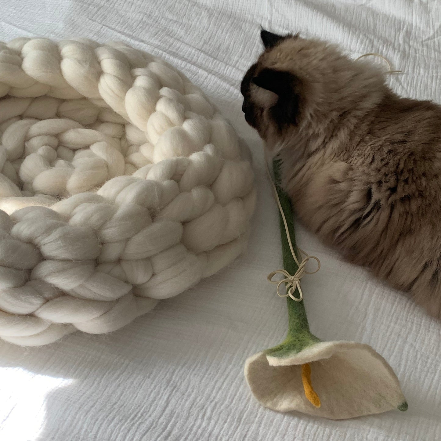 Chunky - Handstickad kattbädd i merinoull - Snövit
