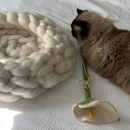 Chunky - Handstickad kattbädd i merinoull - Snövit