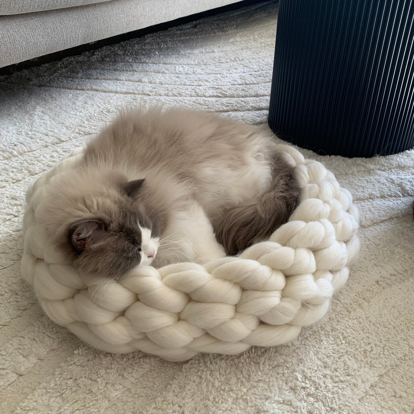 Chunky - Handstickad kattbädd i merinoull - Snövit