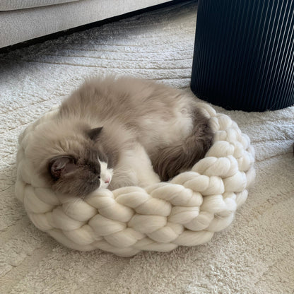 Chunky - Handstickad kattbädd i merinoull - Snövit