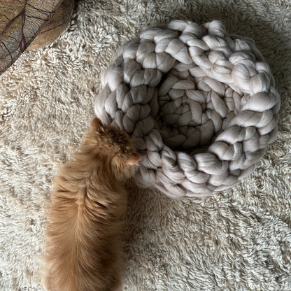 Chunky - Handstickad kattbädd i merinoull - Sand