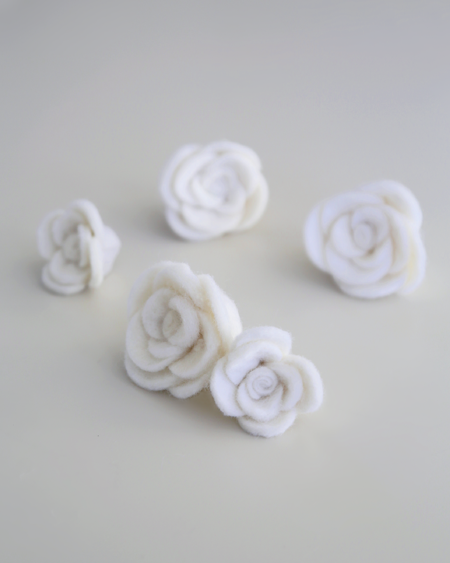 Flora Eterna – Leksakslåda för katt med handgjorda ullrosor