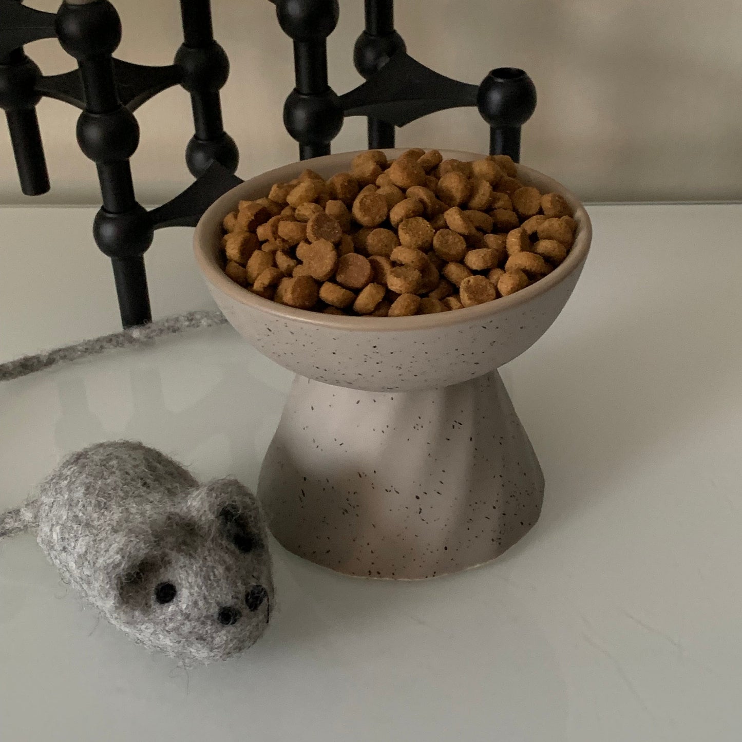 Upphöjd matskål för katt i keramik – ergonomisk & stilren – stenlook