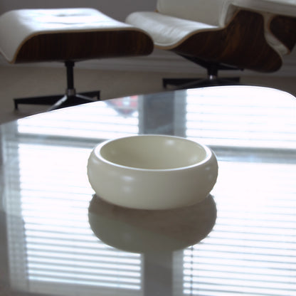 Halo – matskål  i keramik – stilren & morrhårsvänlig design