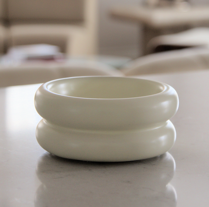 Halo – upphöjd matskål  i keramik – ergonomisk & morrhårsvänlig
