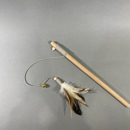 Kattvippa i bokträ – med fjädrar och bjällra