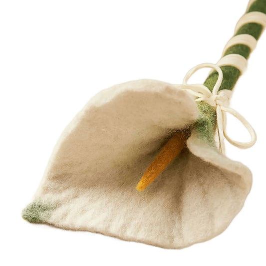 Flora Lily handgjord kattvippa i ekologisk ull formad som en vacker vit lilja
