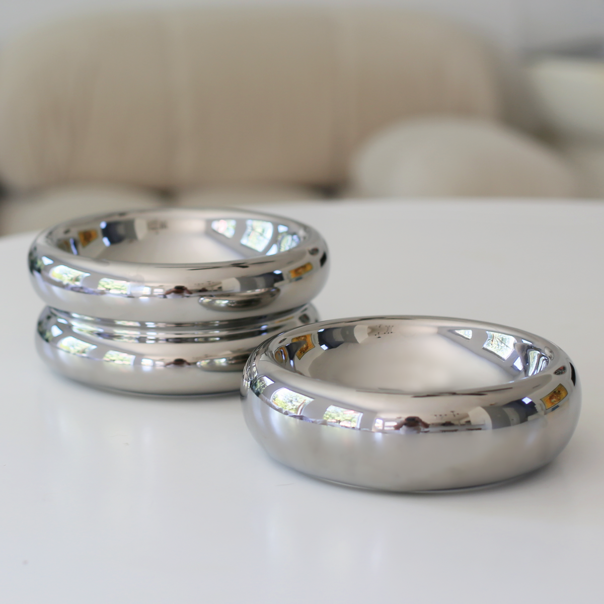 Jämförelse mellan låg och upphöjd modell av den designade matskålen Halo Krom