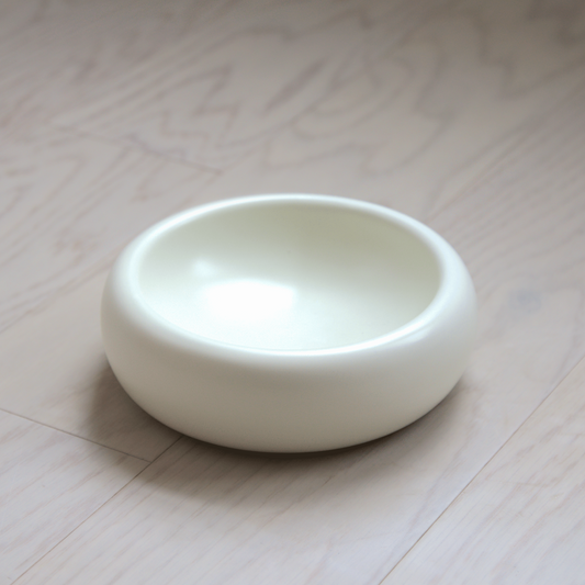Halo minimalistisk och låg matskål för katt i matt vit keramik
