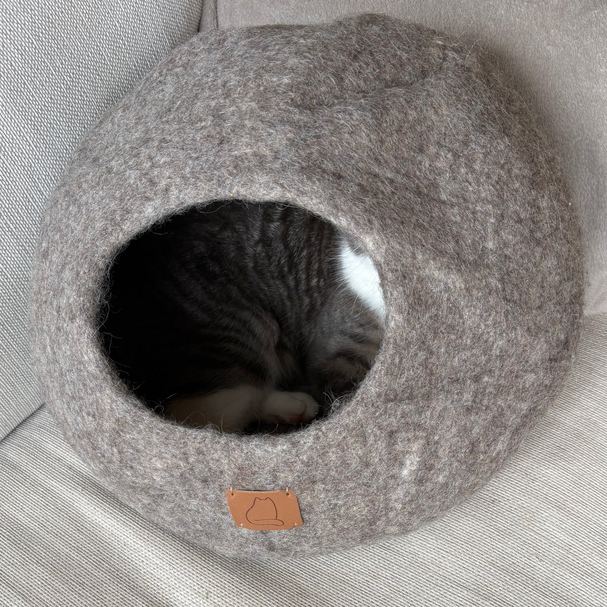 Katt som sover i Haven kattgrotta i 100 % ull – Jordbrun
