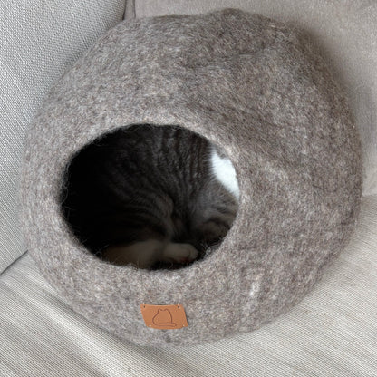 Katt som sover i Haven kattgrotta i 100 % ull – Jordbrun