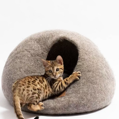 Haven kattgrotta i naturlig ull – Jordbrun med katt som vilar