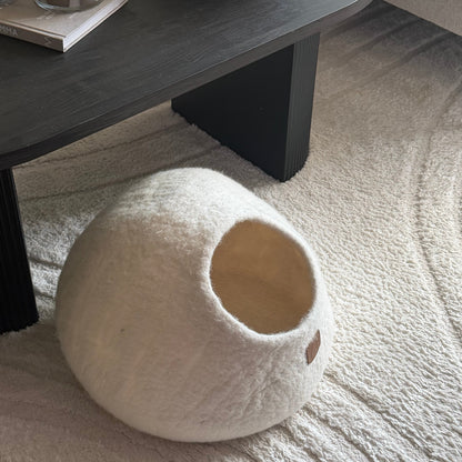 Haven kattgrotta i 100 % ull – Snövit i stilren hemmiljö
