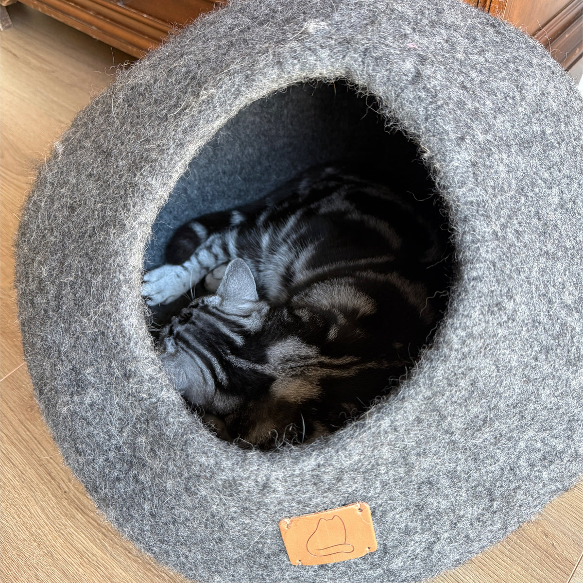 Katt som vilar i Haven kattgrotta av naturlig ull – Stengrå