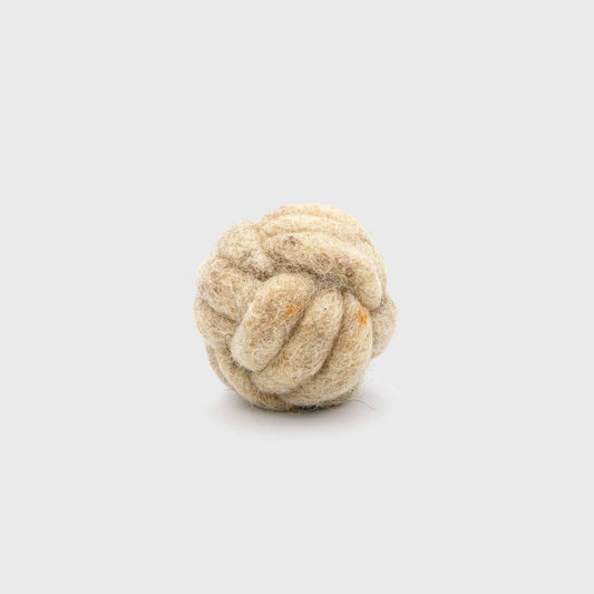 Lobby designad kattleksak formad som en knuten och flätad boll i ljus naturull