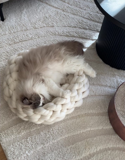 Chunky - Handstickad kattbädd i merinoull - Snövit