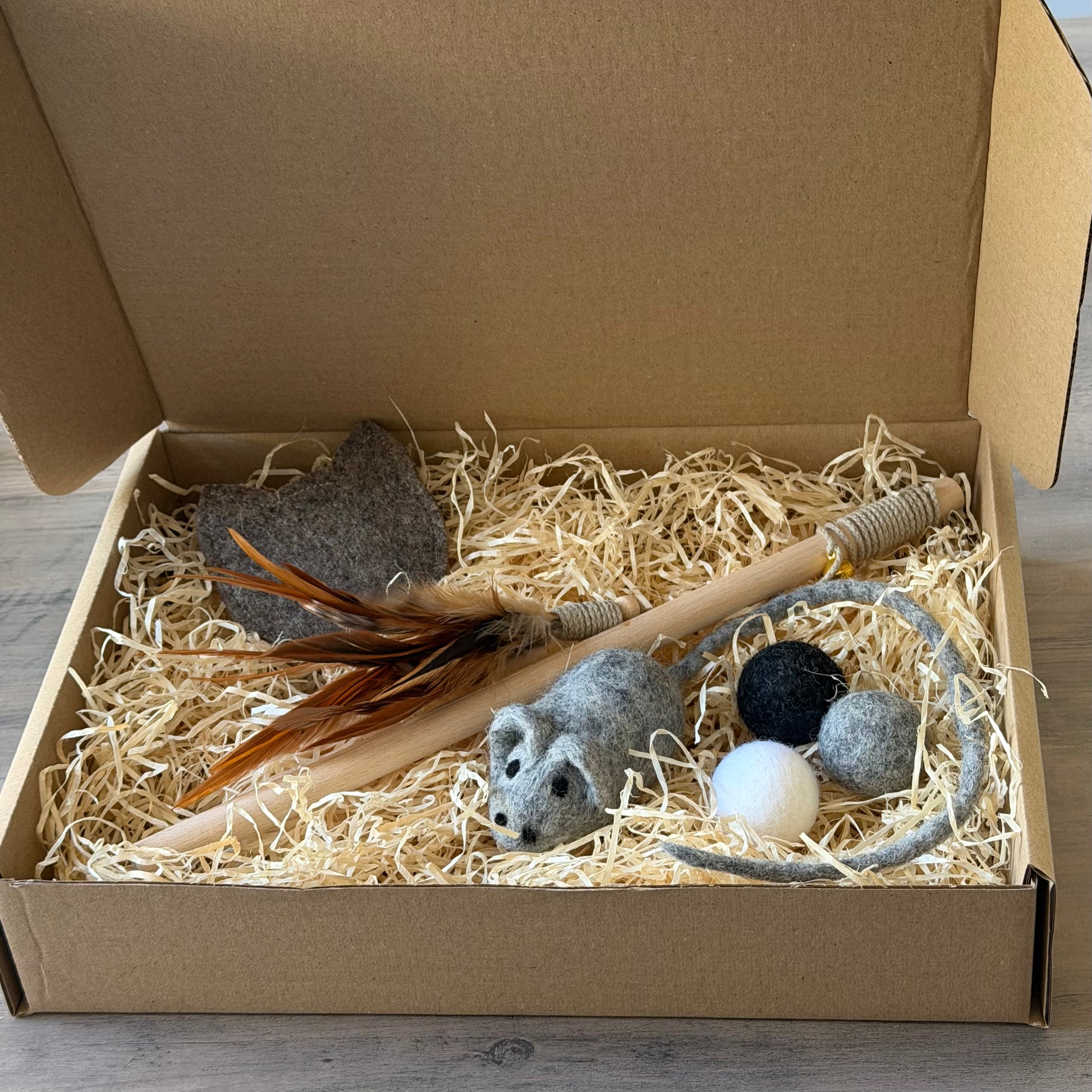 Purrfect Playbox limited edition lyxig leksaksbox fylld med naturliga kattleksaker