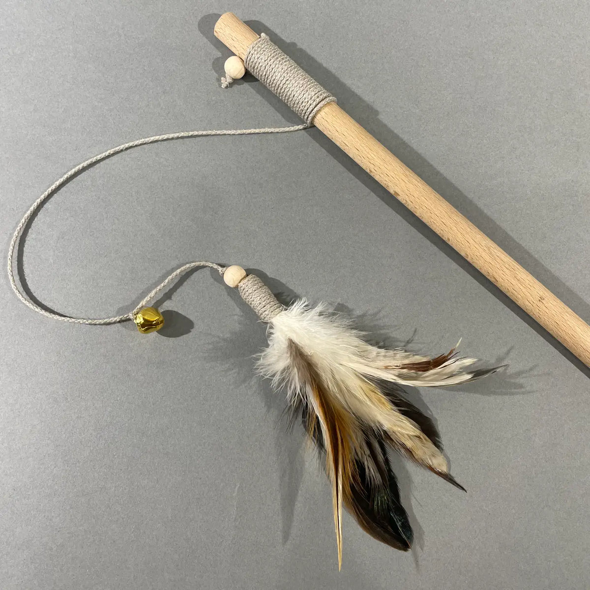 Tink handgjord kattvippa med naturliga fjädrar och en liten bjällra på ett träspö
