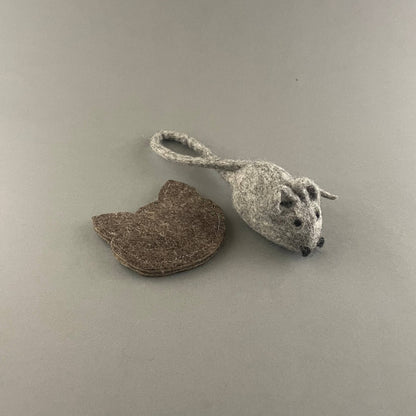 En ljusgrå handgjord ullmus och en liten prasslig hampakudde med kattmynta